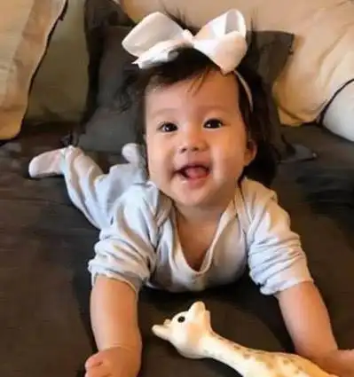 林心如女儿小海豚近照看到宝宝手上的手表网友炫富呢