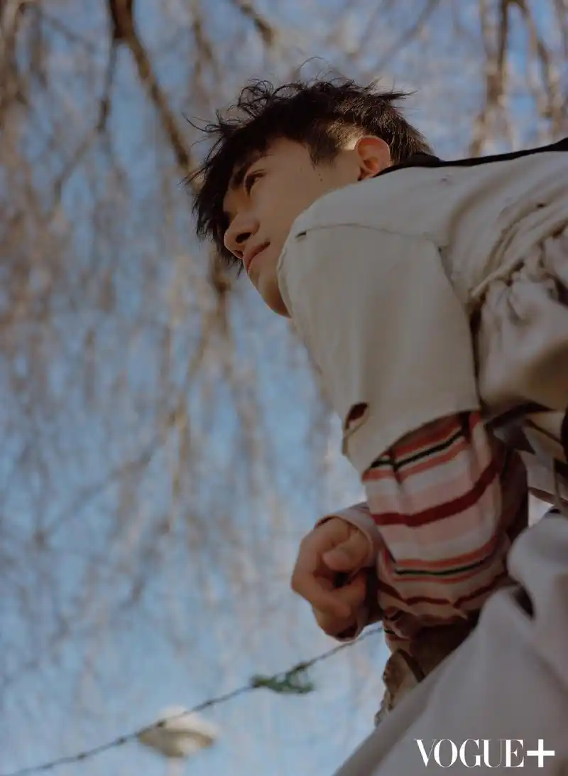 组图:易烊千玺挑战多面造型 摇滚长发文艺卷发尽显反差