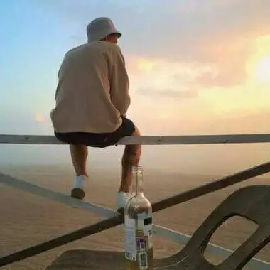 超帅最火的男生微信背影头像精选 我真的很累却装作没疲惫_ie之家中文