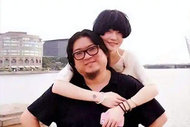 高晓松追女孩很有一套,面对其的猛烈追求,沈欢松了口,并答应了他的