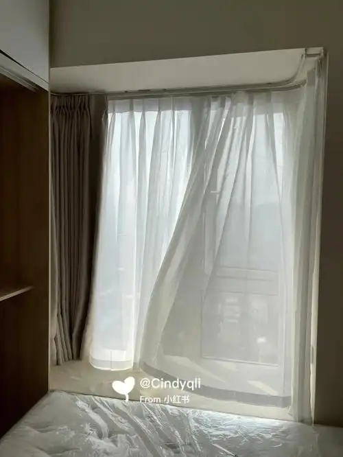 然后就把躺在床上已久的窗帘挂起来了,买了那么久高温定型都变成了