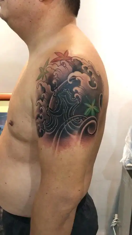 传统海浪遮盖老纹身