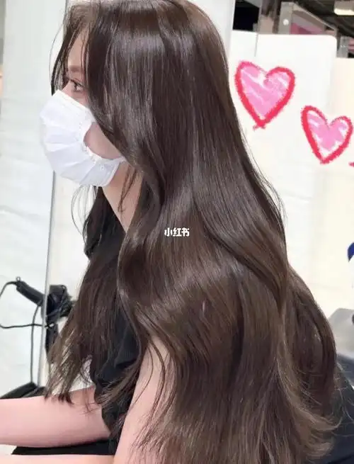 级巧克力色,巧克力色发色是与深棕色,重咖啡色,褐色相近的一种高级