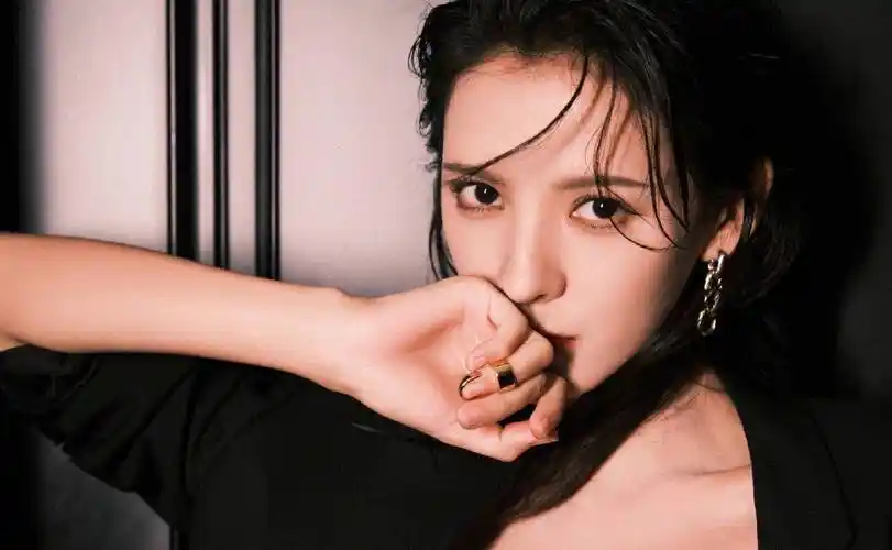 原创30岁张予曦在电梯拍大片湿发造型十分撩人时尚曲线美让人心动