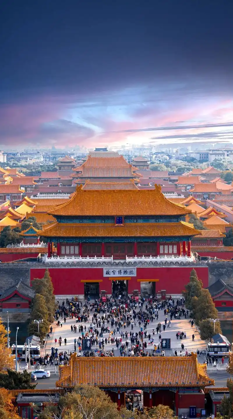 这里不仅可以俯瞰故宫全景,还能看到中轴线上的其他标志建筑.