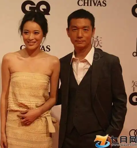 曾经有消息指出邢佳栋的妻子是包海青,她是1993年中国超模大赛的十佳