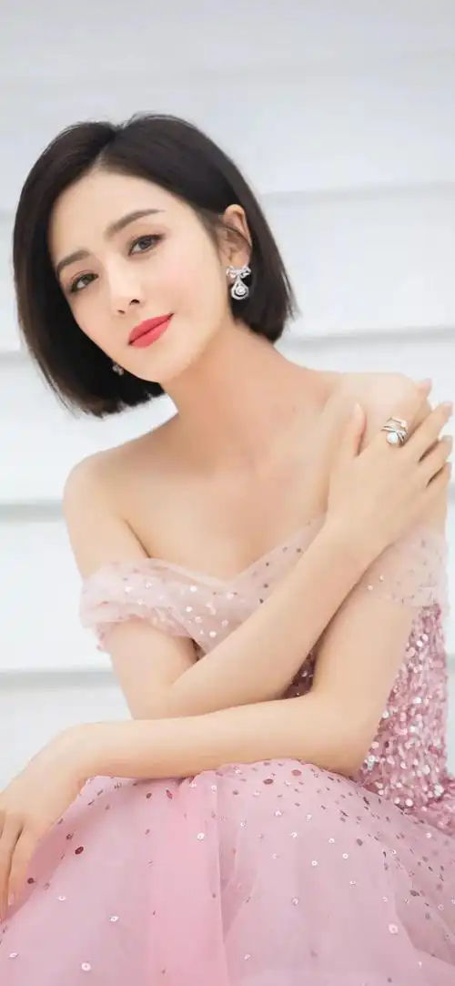 佟丽娅气质优雅温婉大方甜美可人