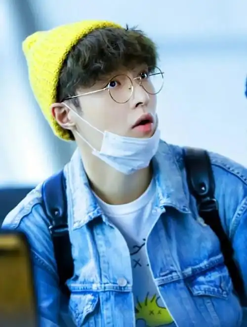 张艺兴与他可爱的彩色帽子想要