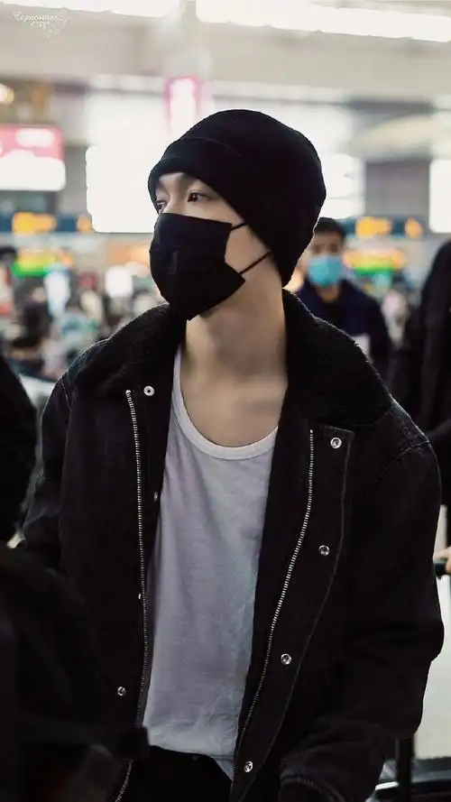 张艺兴[超话]#张艺兴今日高铁站造型～戴帽子也太可爱了吧!辛苦了啊!