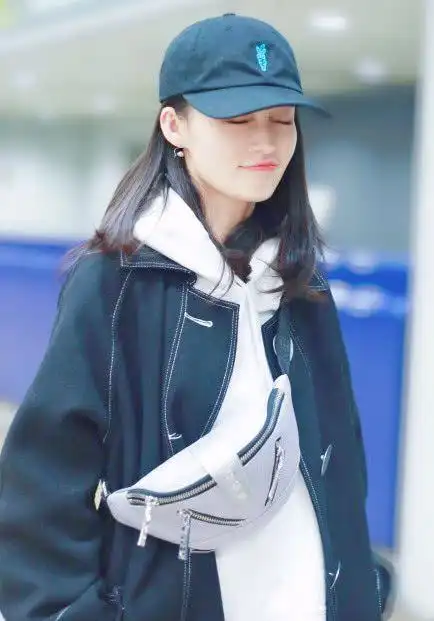 李沁机场穿搭太时尚,悄悄换了一款妆容,看着更似邻家女孩