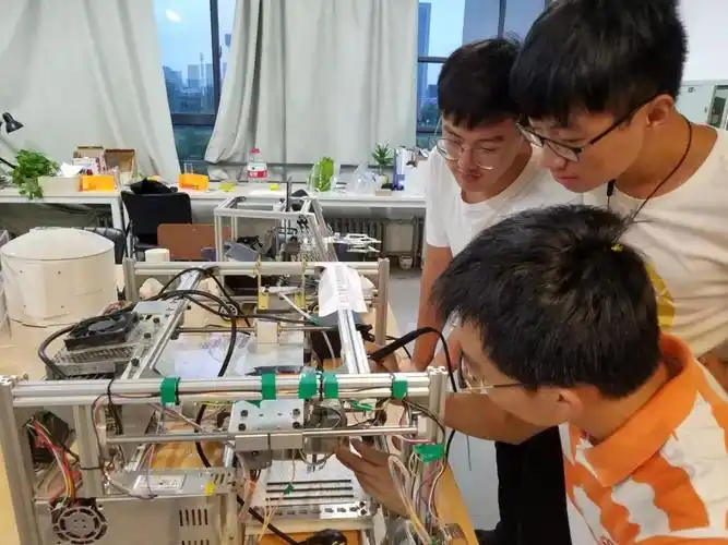 "深蓝科技部"学生正在实验室调试机器