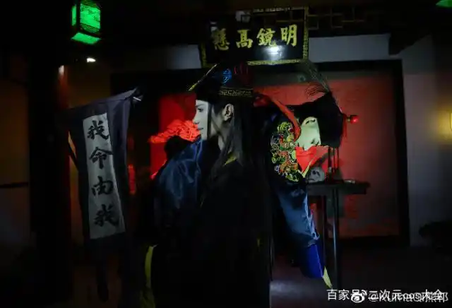 哎呀,熊祁老攻突然变成了帅气的僵尸了哇,这个僵尸都绿绿的,帅帅的哇