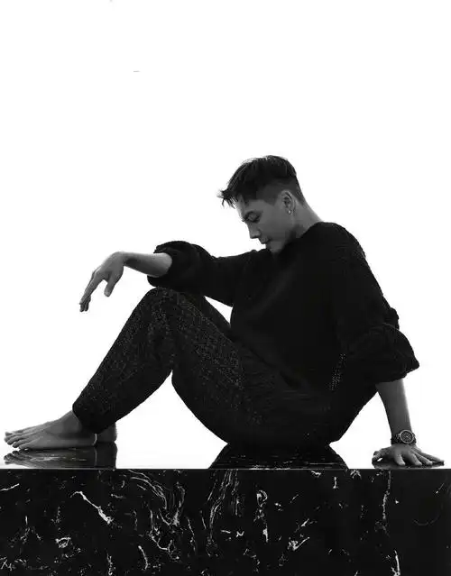 陈伟霆不愧是时尚宠儿拍写真尽显男友力黑白大片好有高级感