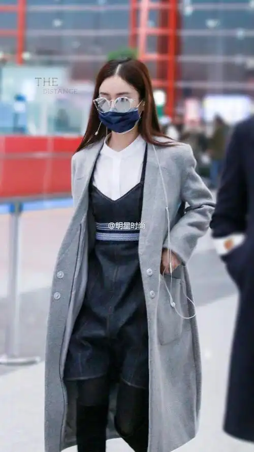 赵丽颖广州白云机场街拍大衣黑裙很性感