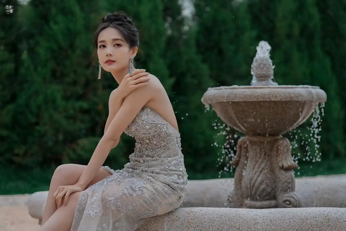 李一桐v型亮闪白色长裙美背写真