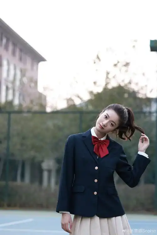 张雪迎陆完完毕业照#是超甜美超青春的校服张雪迎高马尾甩出飞训哪