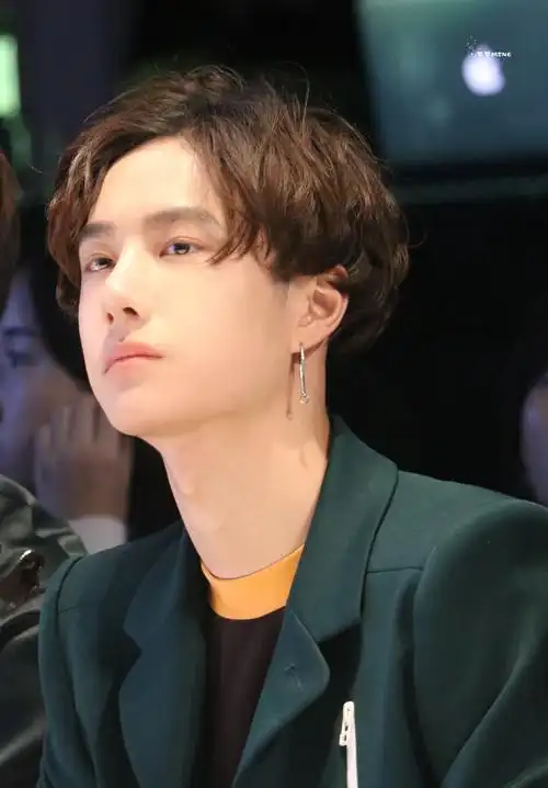 171125 amazing funshion week @uniq-王一博(生图未修) cr:logo