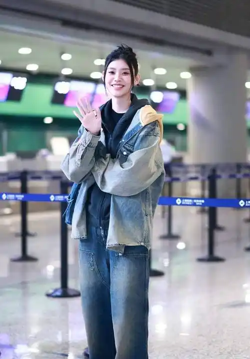 奚梦瑶全身牛仔搭配现身虹桥机场青春靓丽_上海