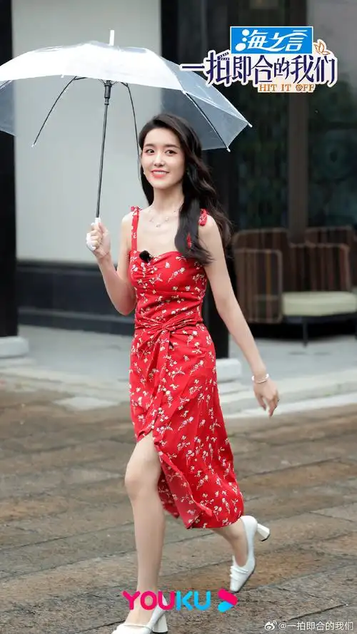 一拍即合的我们#又被@蒋依依美到啦求小蒋同学在线出碎花裙穿搭教