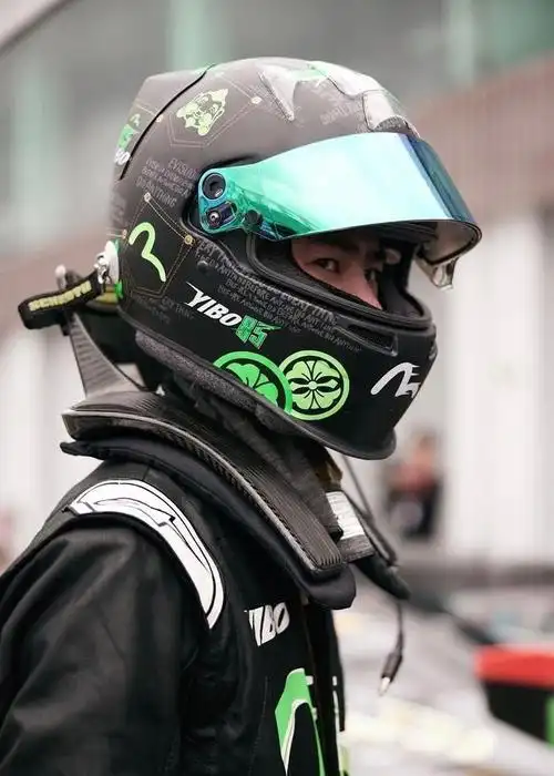 王一博分享赛车照##王一博