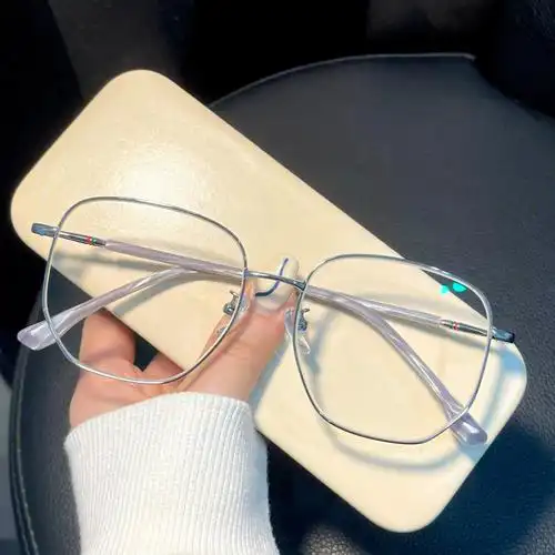 脸很大也适合的大方框那种传统的近视眼镜看着很呆板,这款显脸小还很