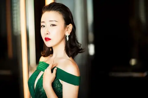 毛俊杰亮相时尚之选盛典 墨绿色礼服玩转复古风