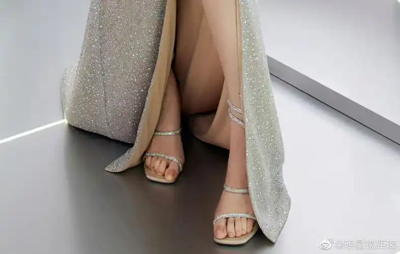 乔欣 高清一字带高跟鞋美jio__财经头条