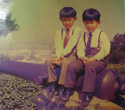 小时候的张信哲就长得特别文艺.