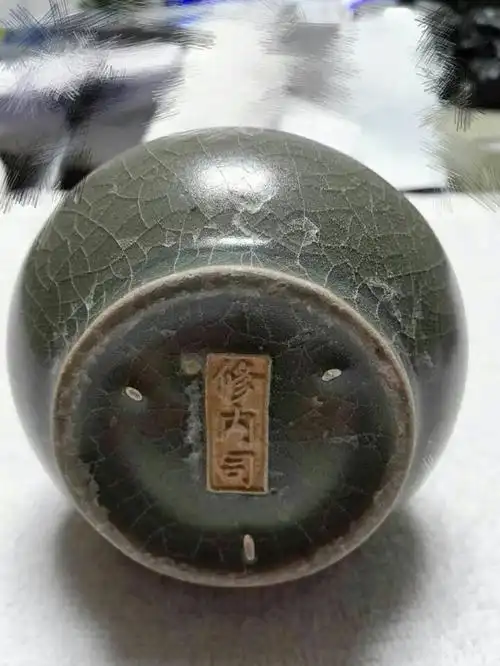 北宋的"汴京官窑"与南宋的修内司官窑的窑址虽然均未发现,但两者是不