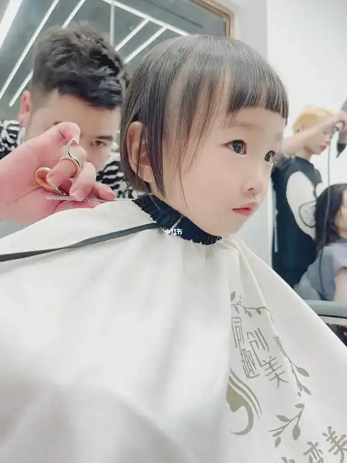 2岁8个月第一次理发店剪头发真乖