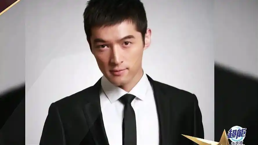 又被胡歌帅到!大背头小西装,彰显成熟男人的魅力!丨金星