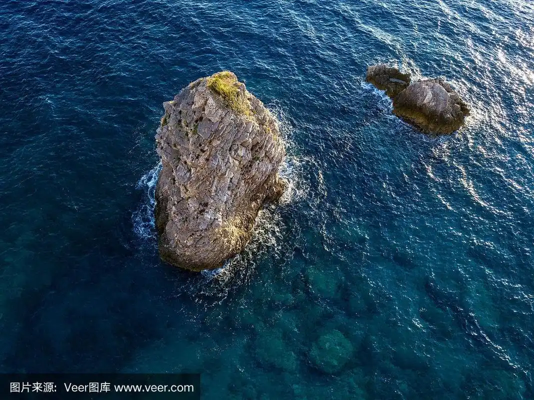 海底岩石从海里浮现的鸟瞰图