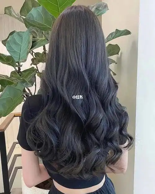 长发女生必备的温柔法式烫发～整体发型活力感十足,一点也不显老气!