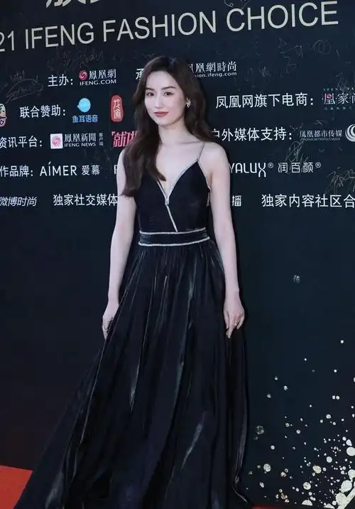 吕一越来越娇嫩了穿吊带裙身姿绰约不算骨感但挺耐看的