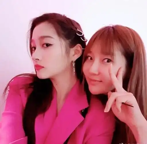 关晓彤跟闺蜜自拍摆出侧颜,离开超强美颜后,皮肤显健康