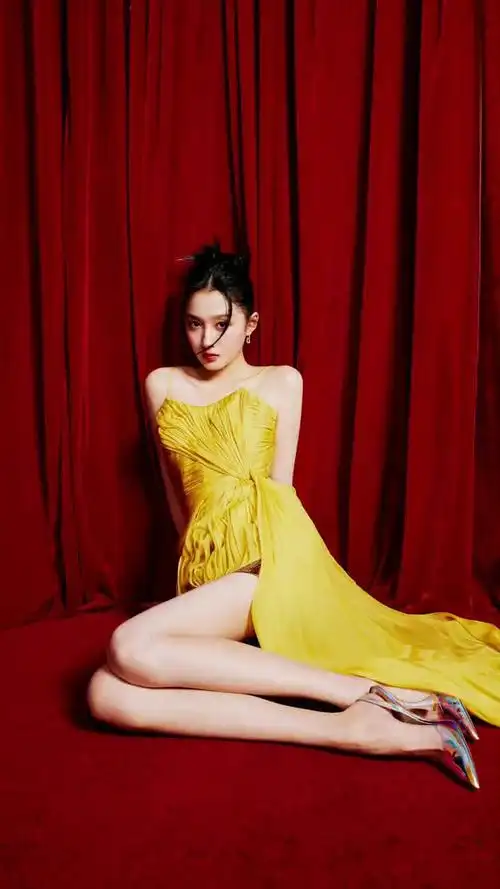 关晓彤25岁生日写真 闪光吊带裙太美啦~一鹿彤行要一直甜下去呀!