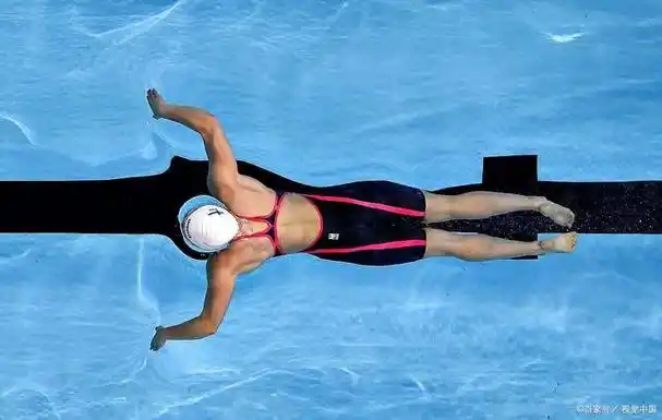 蛙泳是一种常见的游泳姿势,但有时候我们可能会出现蛙泳同手同脚的