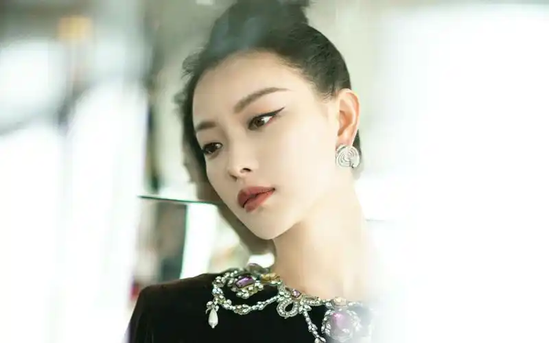 倪妮复古典雅写真图片电脑壁纸