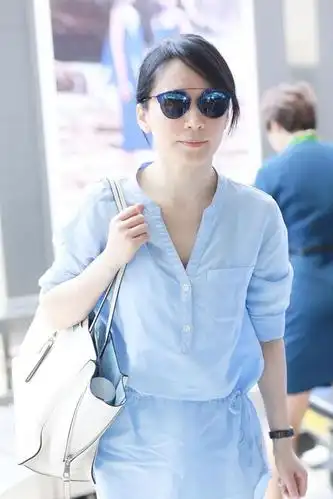 俞飞鸿私服好随性,蓝衬衫搭白色九分裤素颜现身,一点不像48岁了