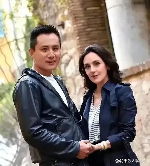 刘烨妻子和一位男子聚餐,吃川菜配葡萄酒,43岁安娜松弛感明显