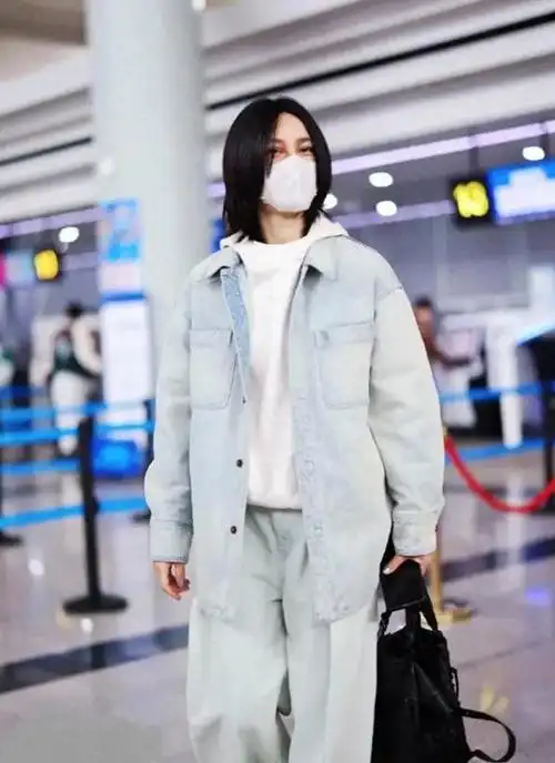 尚雯婕机场新造型引热议:一身"简约风格"不失个性,潇洒还时髦