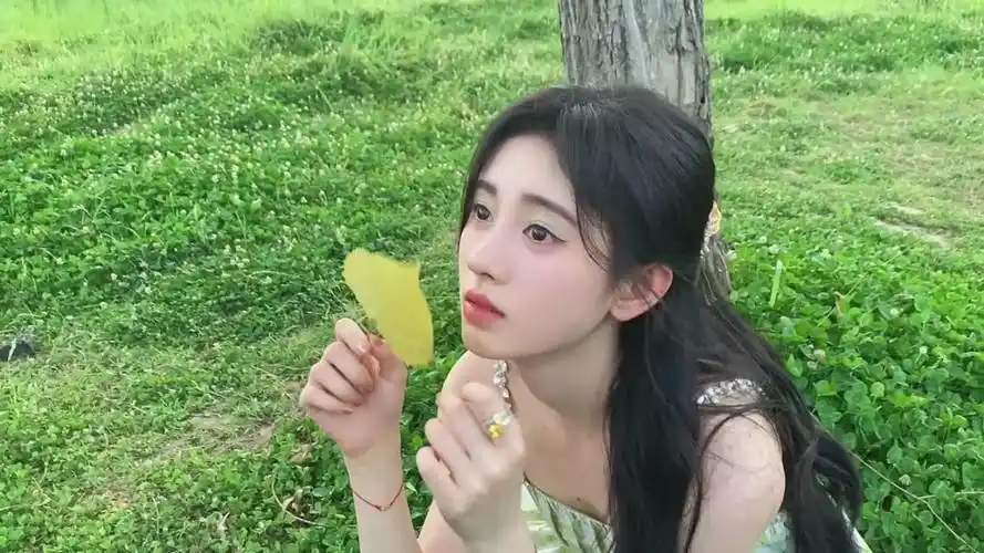 青草味的小鞠温婉灵动可人