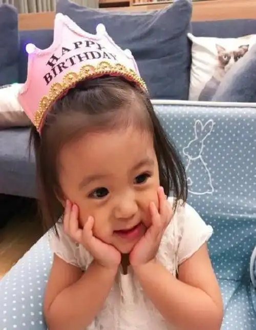 林心如女儿小海豚照片曝光颜值秒杀咘咘眼睛酒窝好漂亮