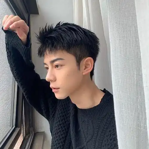 让造型看起来既阳刚又不失质感,是2021年备受型男