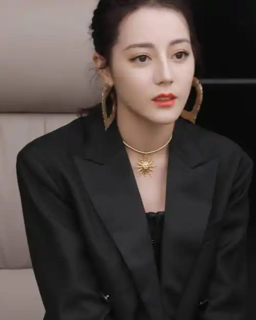 迪丽热巴起床头发型亮了略显凌乱却慵懒迷人网友太随意吧