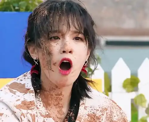 宋雨琦遭遇泥巴糊脸,用毛巾擦净后露出素颜,这才是妹妹真实长相