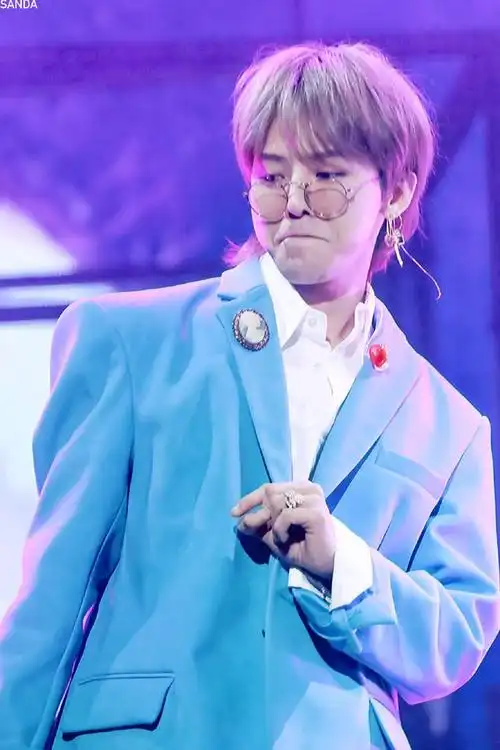 权志龙蓝色西装,这简直让人欲罢不能