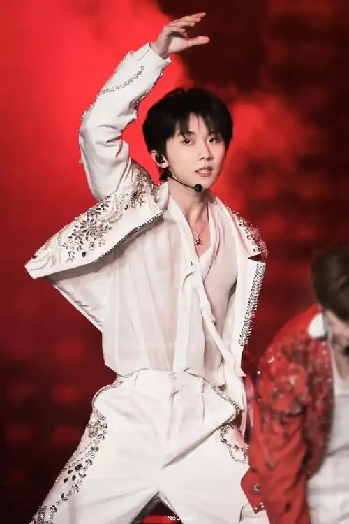 时代少年团队长-马嘉祺佩戴crd lucky star系列,@时代少年团-刘耀文