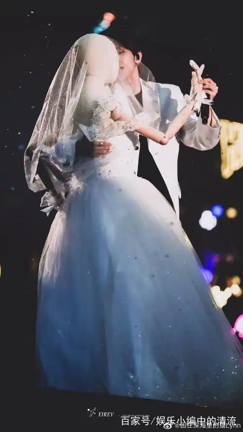 蔡徐坤抱婚纱人偶跳华尔兹,唯美浪漫!