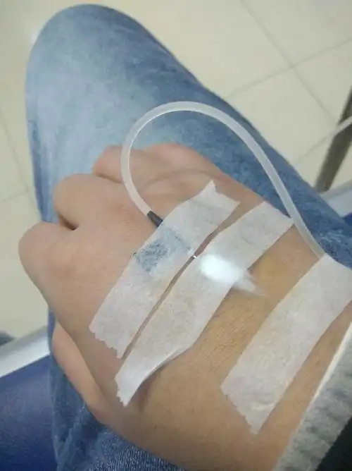 大晚上的一个人来医院打吊瓶